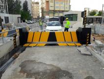 Surface Mounted Hydraulic Road Blocker